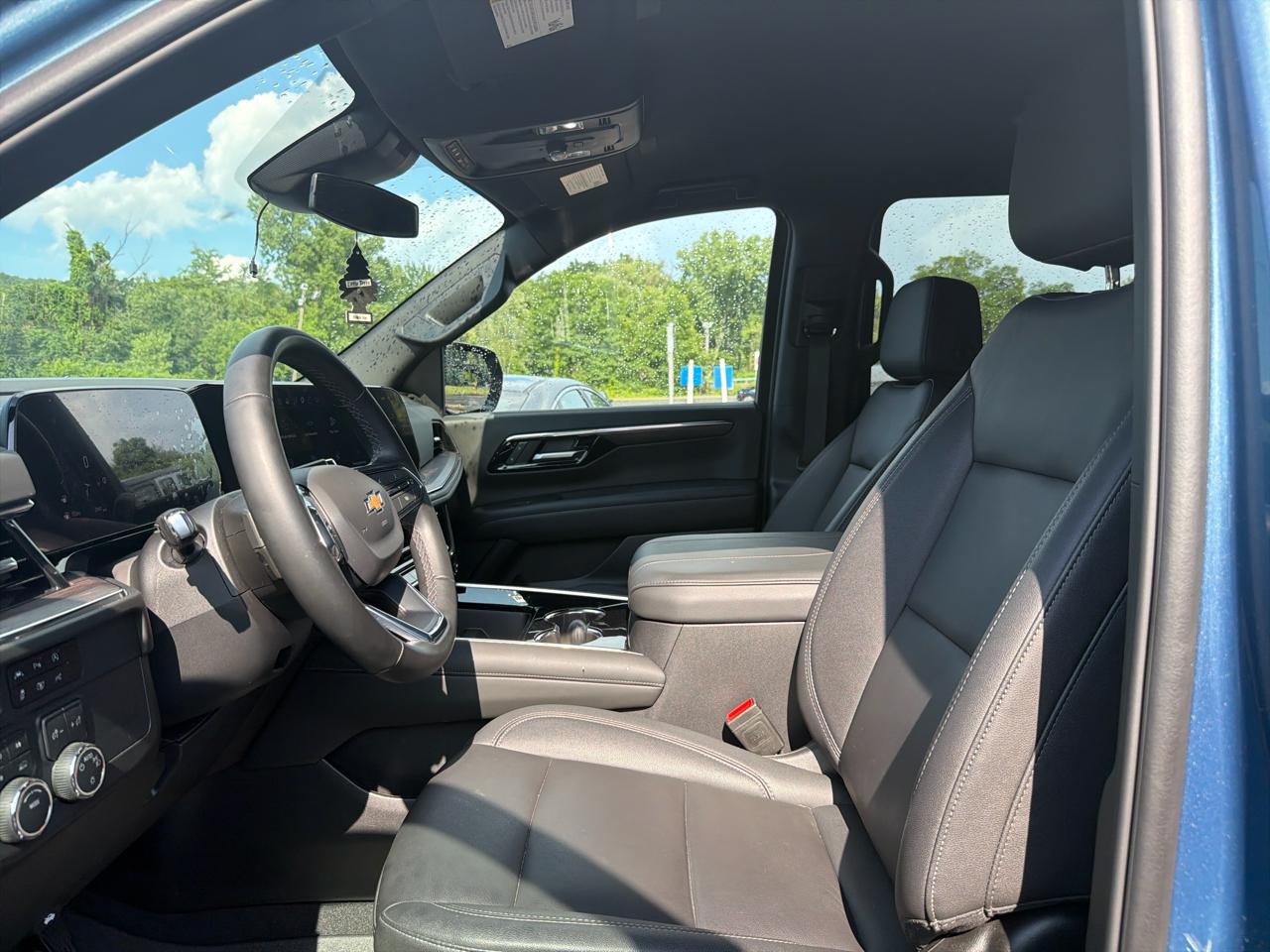 Chevrolet Suburban 4WD 4dr LT 2025
