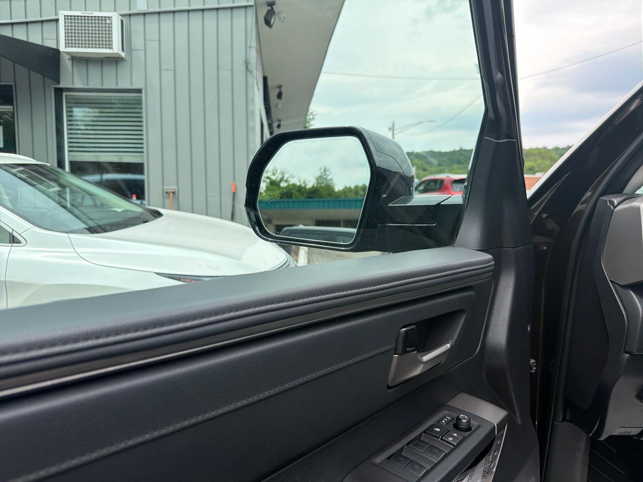 Toyota Tundra 4WD Platinum CrewMax 5.5' Bed (Natl) 2024