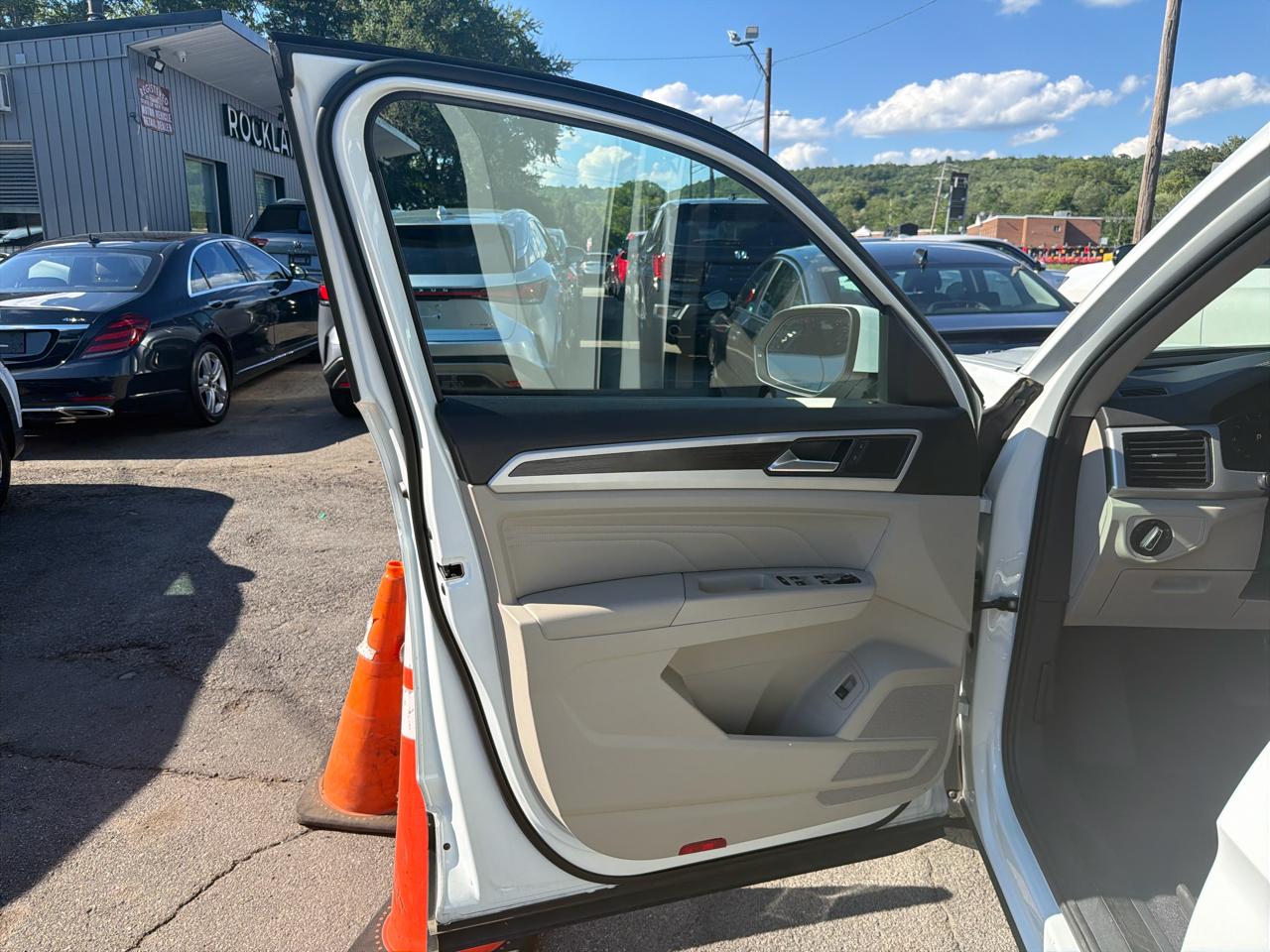 Volkswagen Atlas 3.6L V6 SE w/Technology 4MOTION 2023