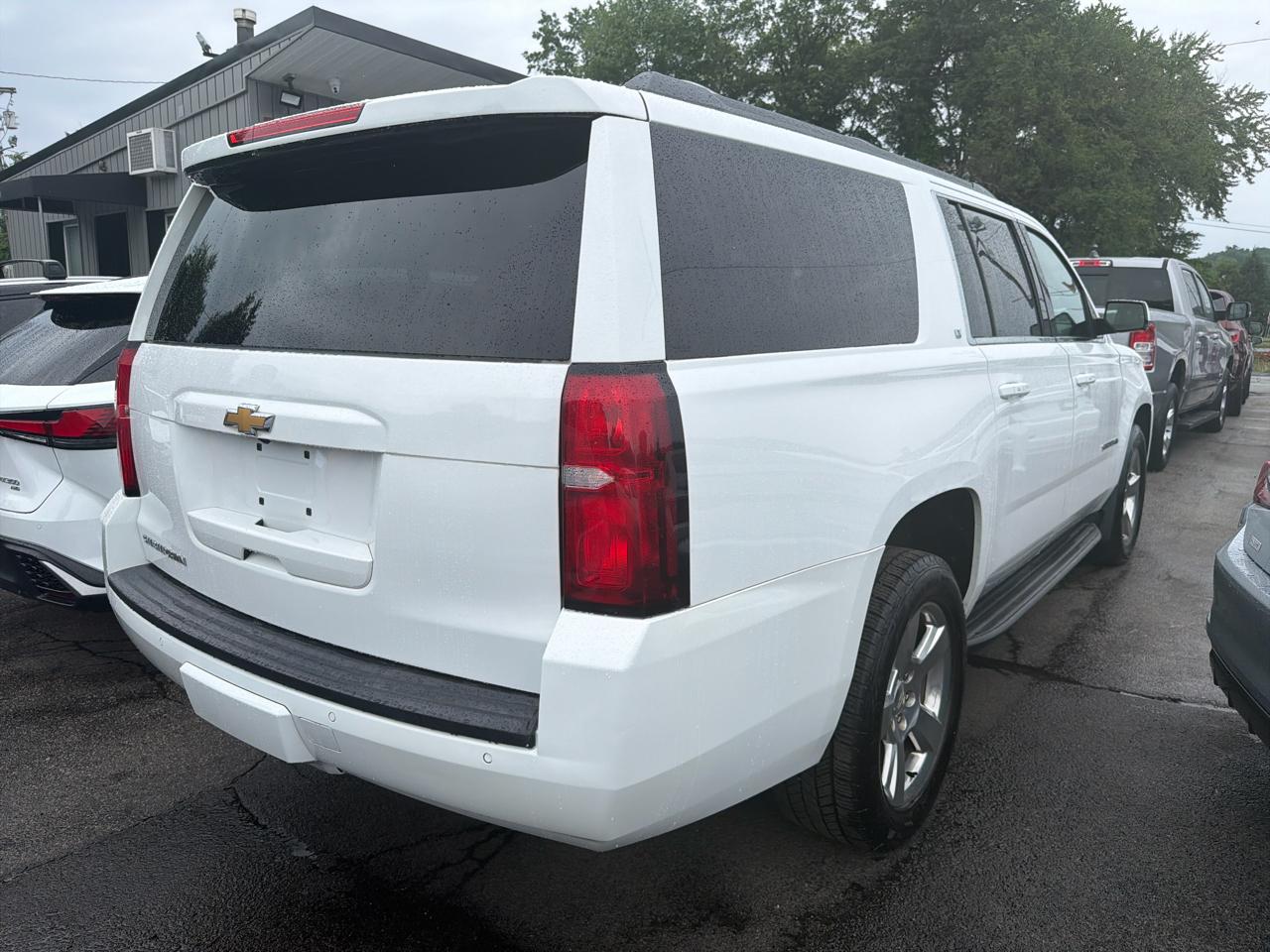 Chevrolet Suburban 4WD 4dr 1500 LT 2017