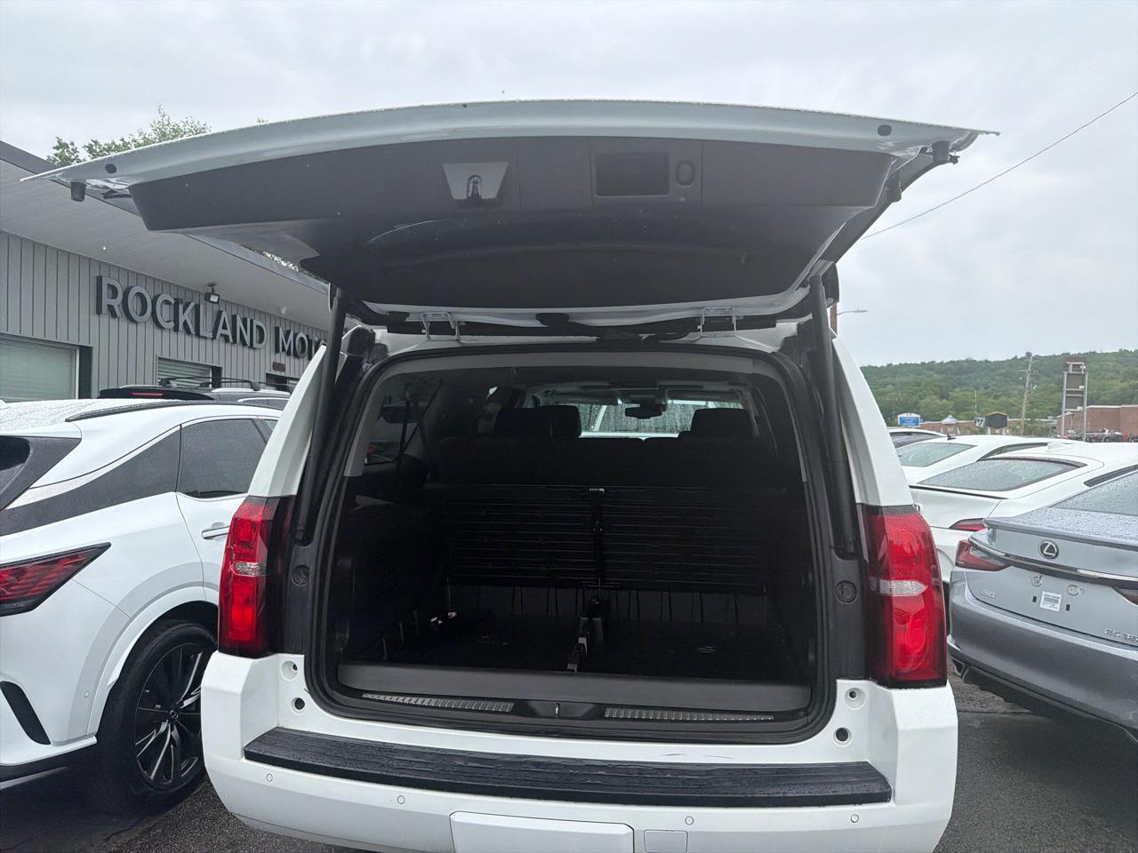 Chevrolet Suburban 4WD 4dr 1500 LT 2017