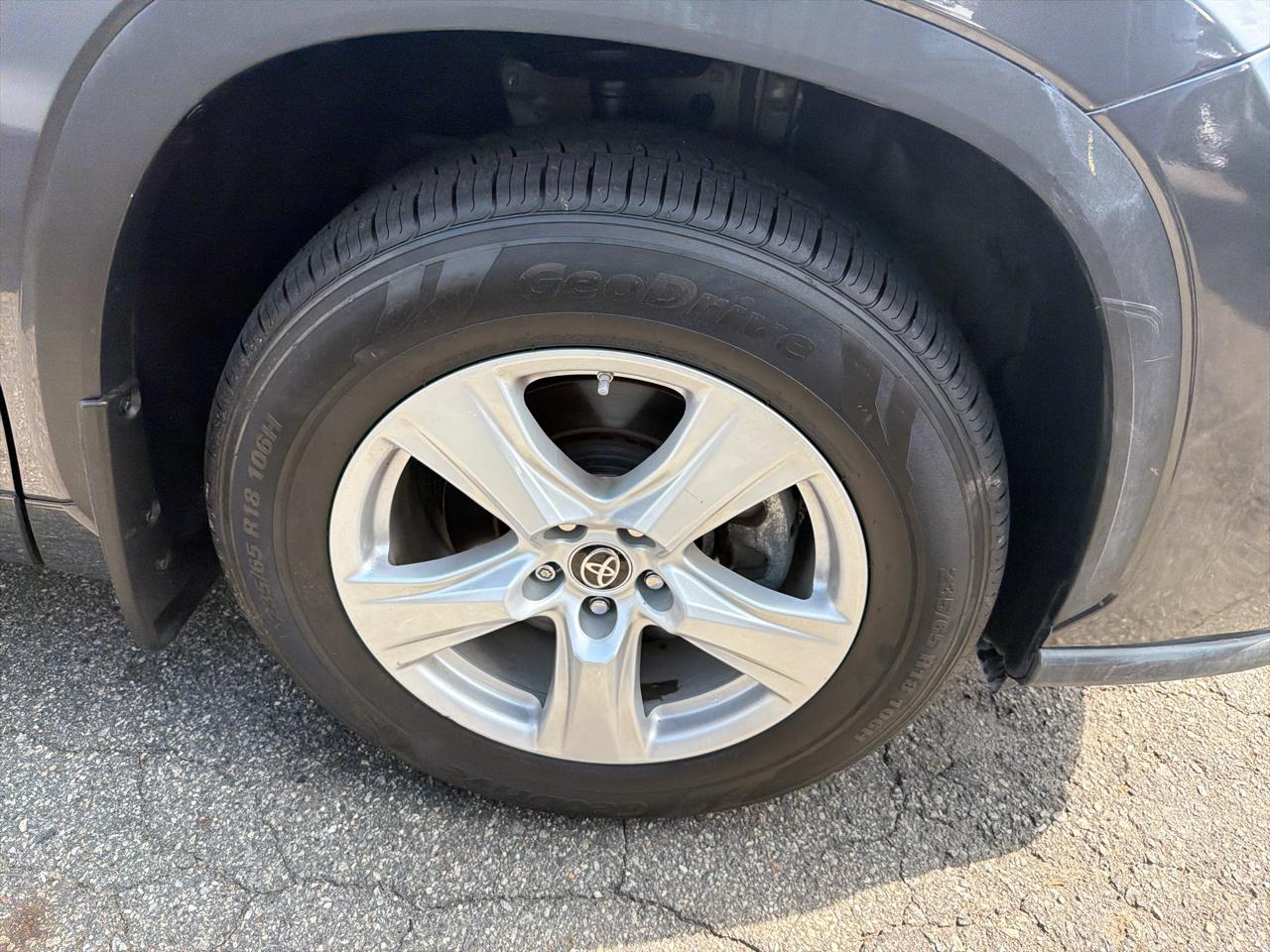 Toyota Highlander LE AWD (Natl) 2023