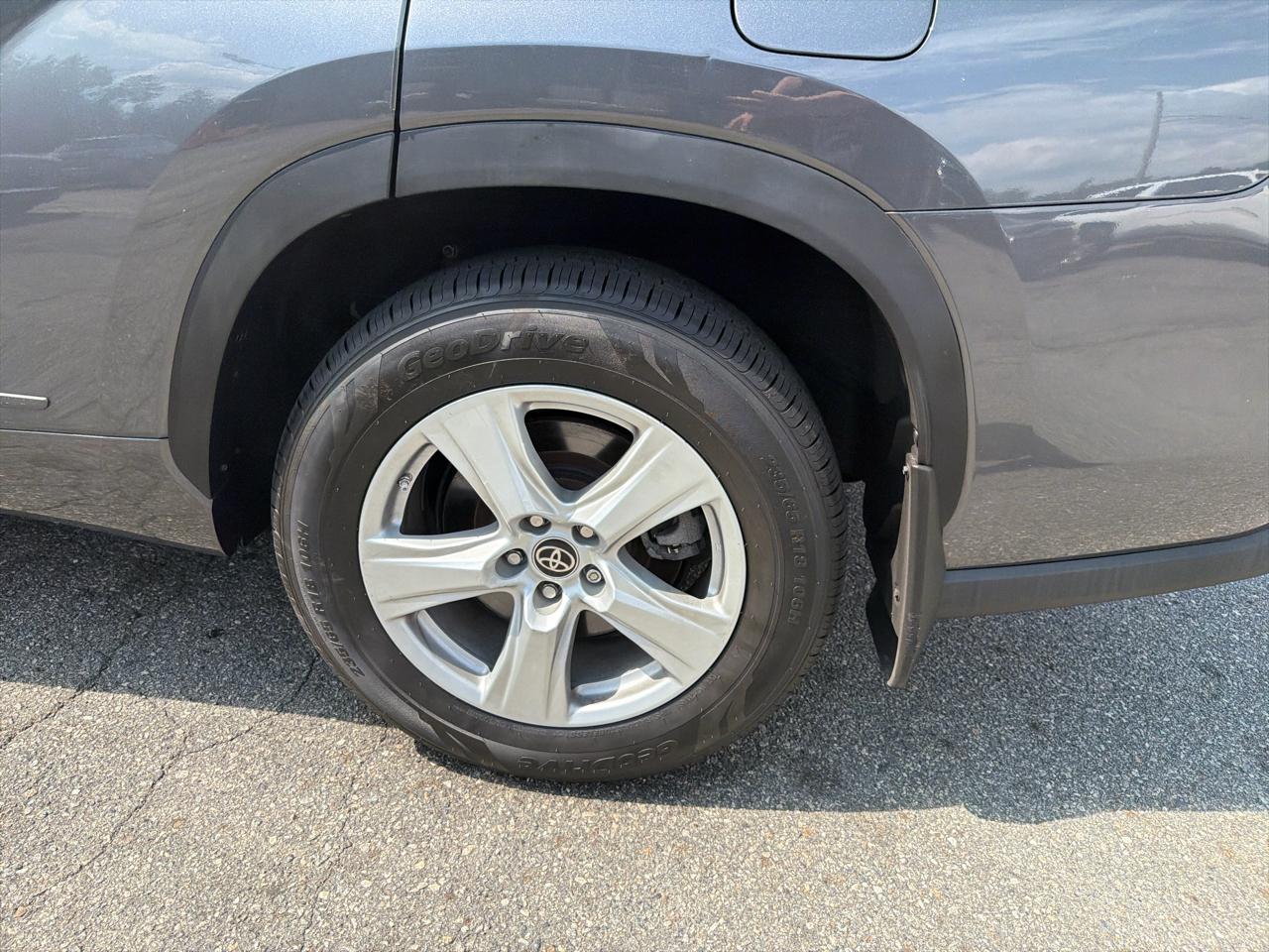Toyota Highlander LE AWD (Natl) 2023