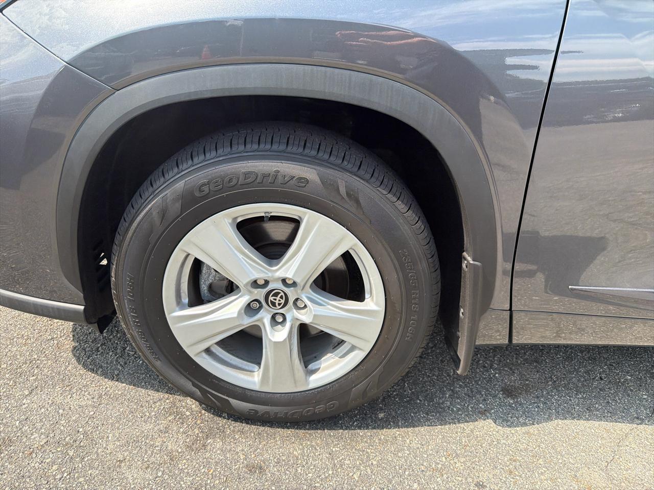 Toyota Highlander LE AWD (Natl) 2023