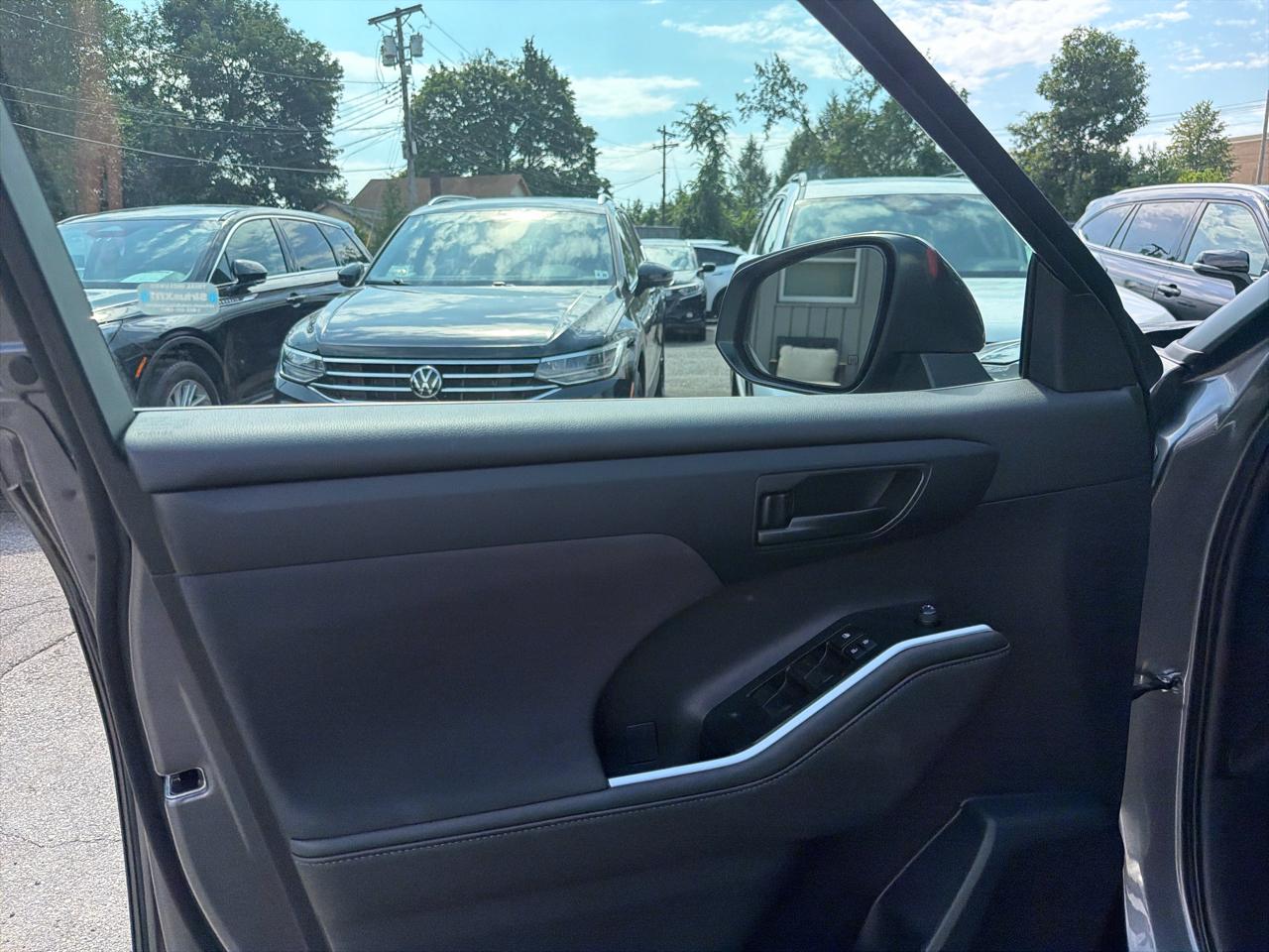 Toyota Highlander LE AWD (Natl) 2023