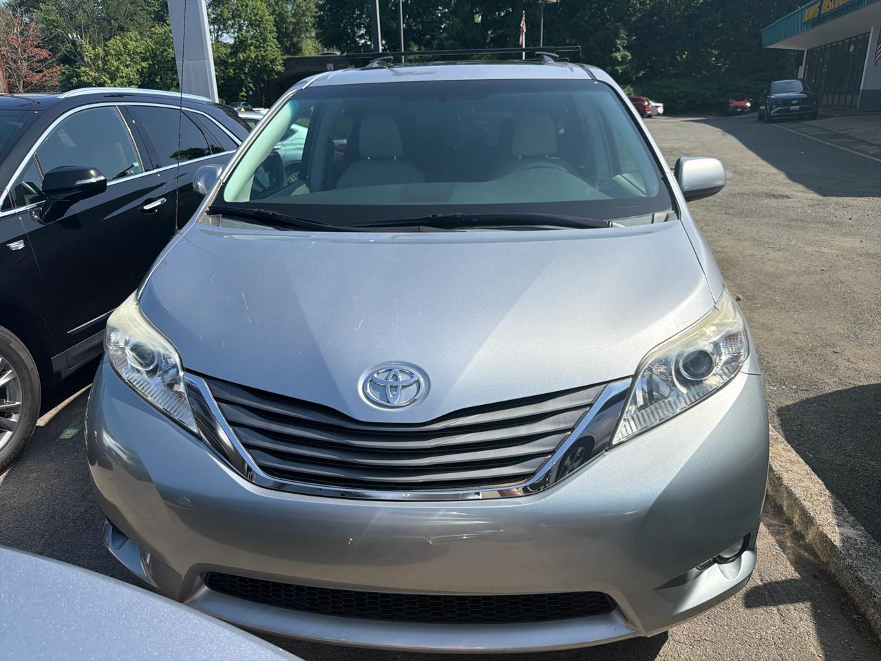 Toyota Sienna 5dr 7-Pass Van V6 XLE AWD (Natl) 2012