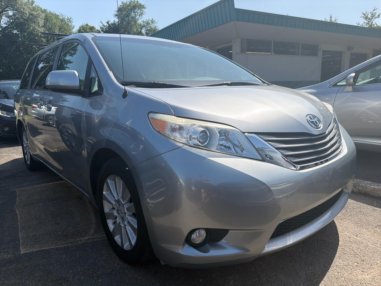Toyota Sienna 5dr 7-Pass Van V6 XLE AWD (Natl) 2012