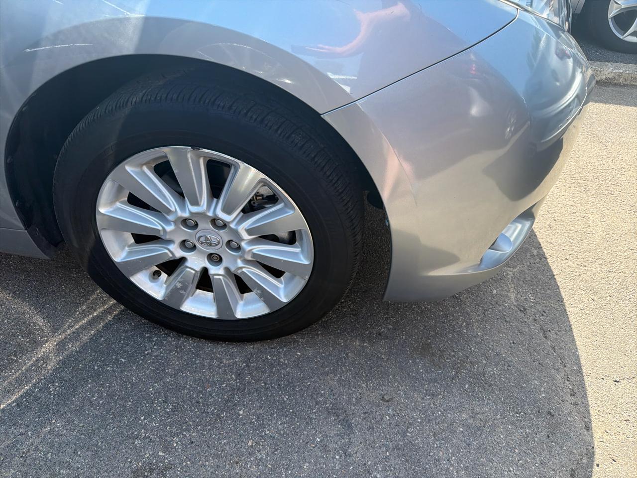 Toyota Sienna 5dr 7-Pass Van V6 XLE AWD (Natl) 2012