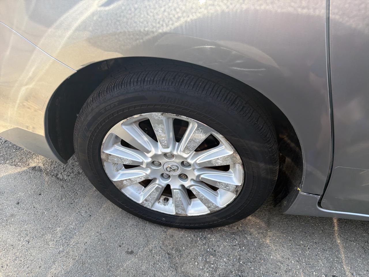 Toyota Sienna 5dr 7-Pass Van V6 XLE AWD (Natl) 2012