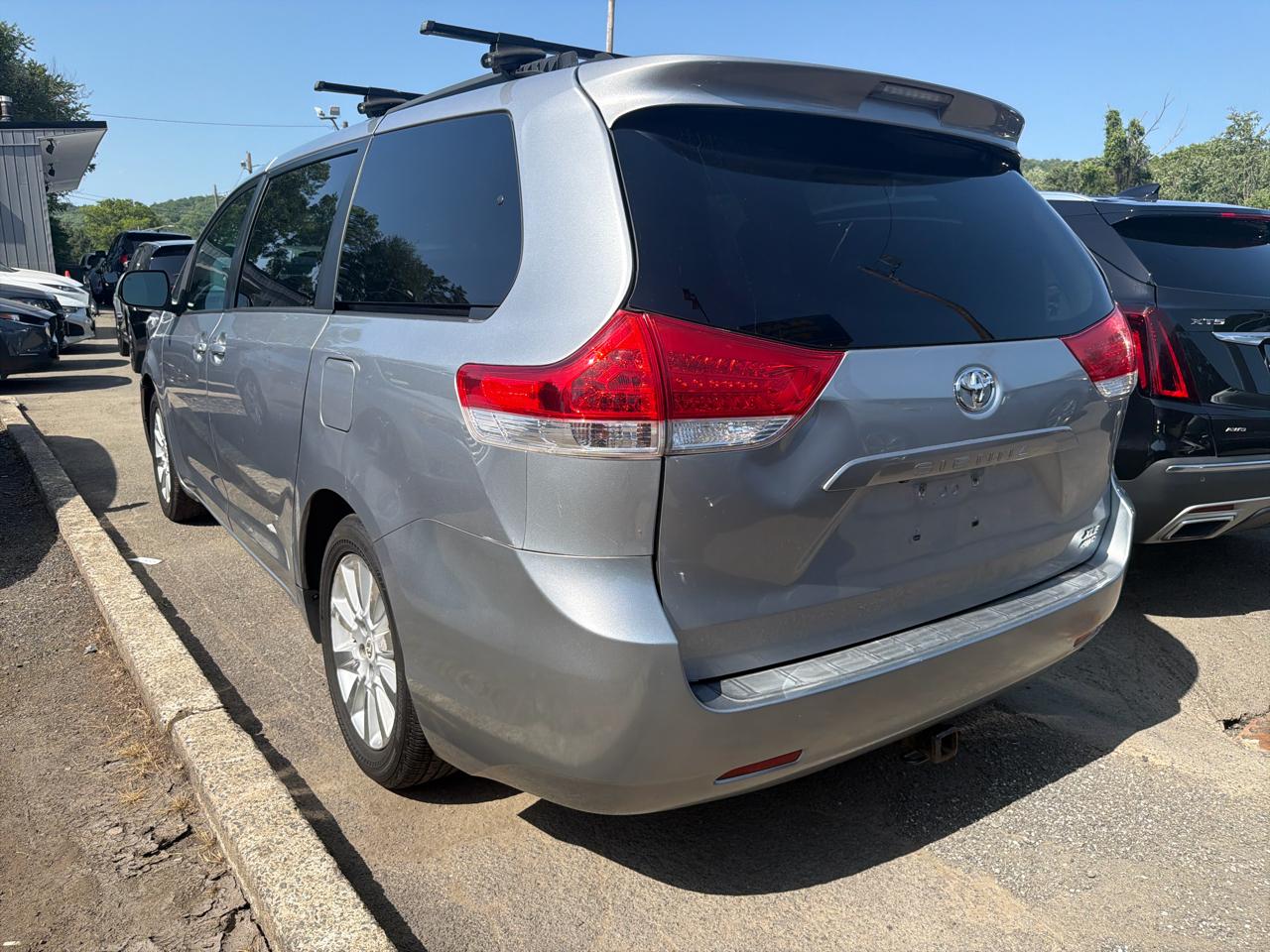 Toyota Sienna 5dr 7-Pass Van V6 XLE AWD (Natl) 2012