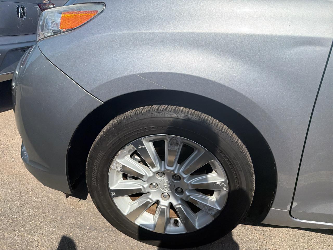 Toyota Sienna 5dr 7-Pass Van V6 XLE AWD (Natl) 2012