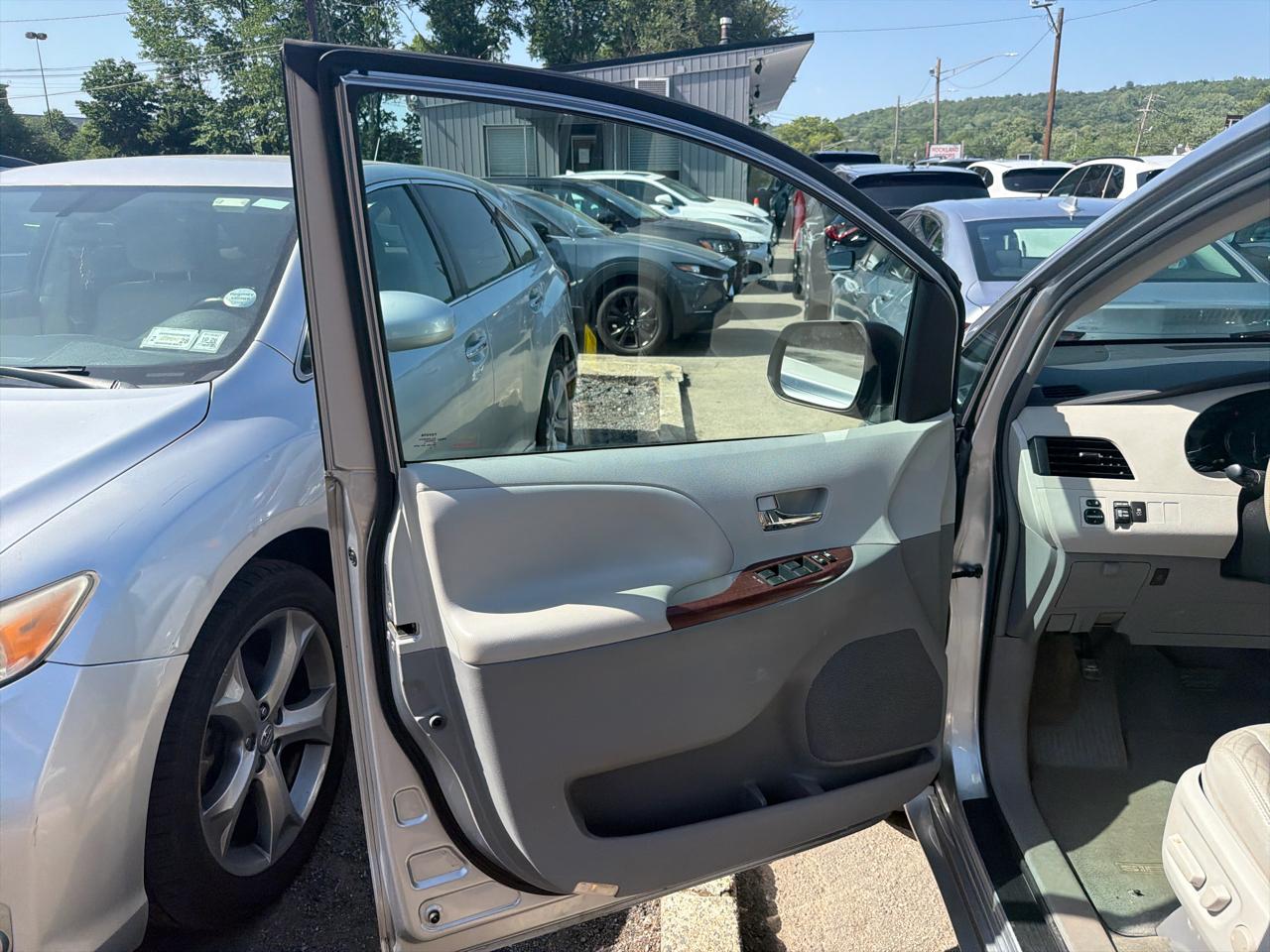 Toyota Sienna 5dr 7-Pass Van V6 XLE AWD (Natl) 2012