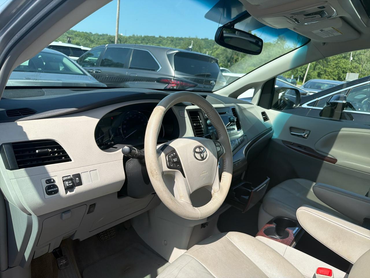 Toyota Sienna 5dr 7-Pass Van V6 XLE AWD (Natl) 2012