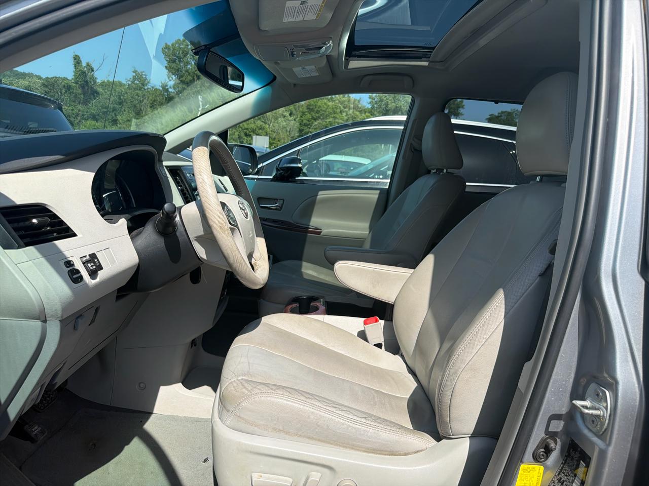 Toyota Sienna 5dr 7-Pass Van V6 XLE AWD (Natl) 2012