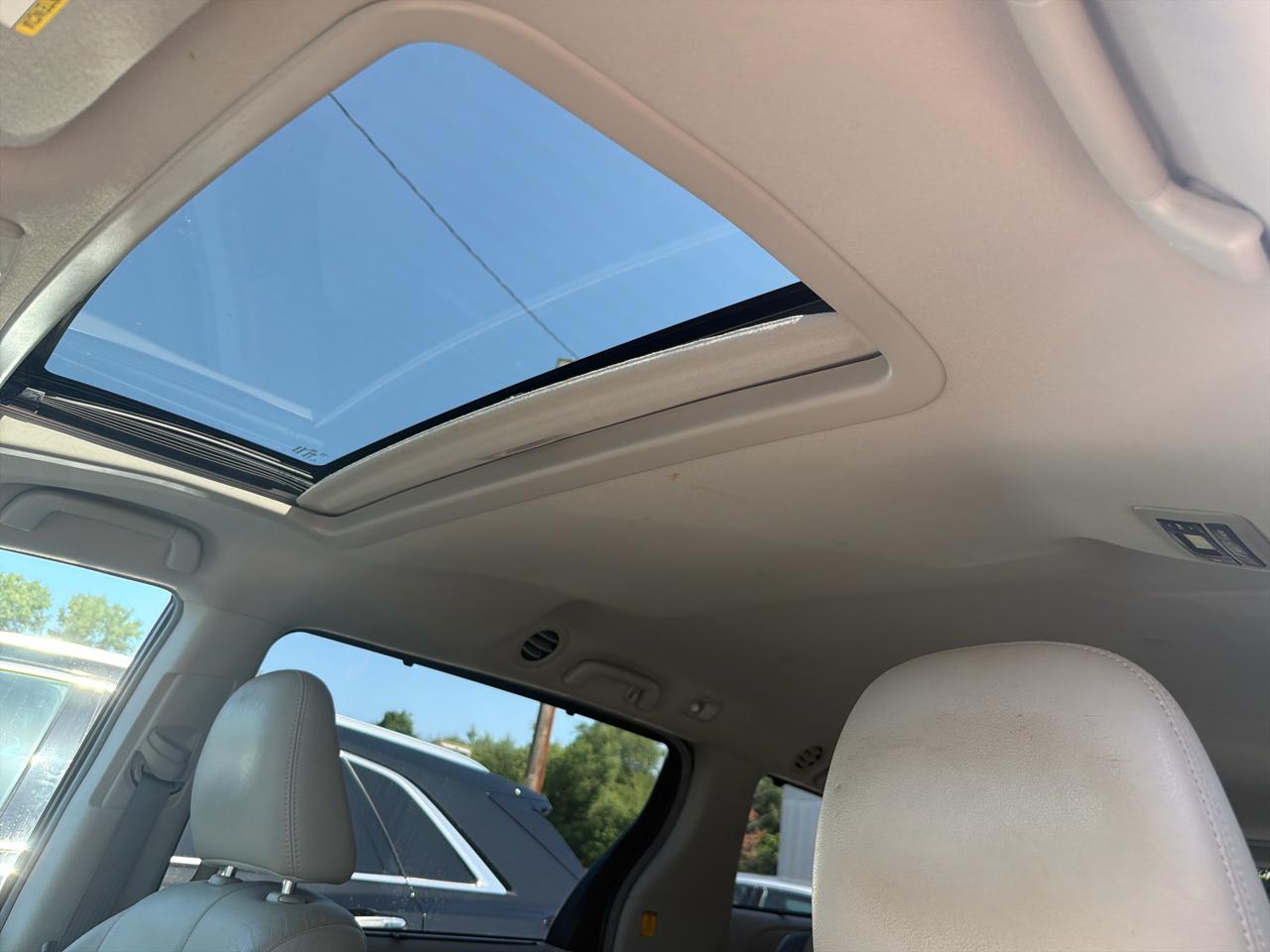 Toyota Sienna 5dr 7-Pass Van V6 XLE AWD (Natl) 2012