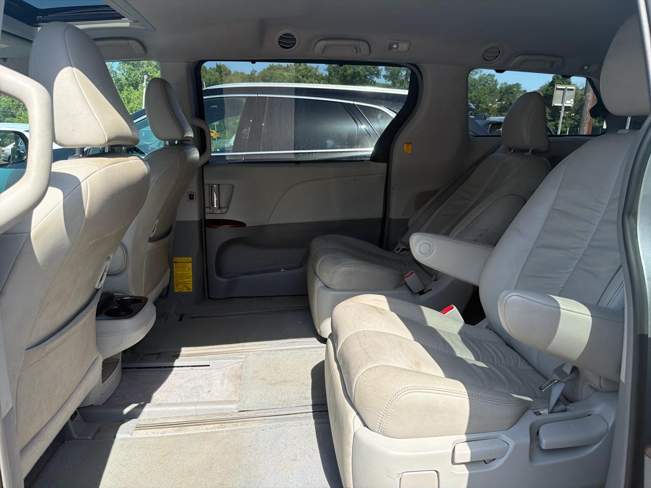 Toyota Sienna 5dr 7-Pass Van V6 XLE AWD (Natl) 2012