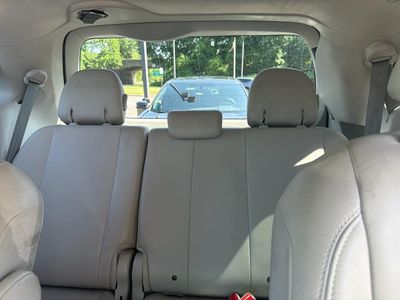 Toyota Sienna 5dr 7-Pass Van V6 XLE AWD (Natl) 2012
