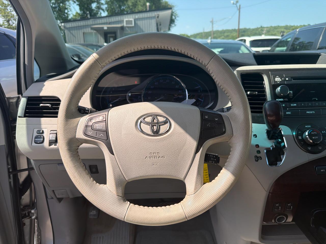 Toyota Sienna 5dr 7-Pass Van V6 XLE AWD (Natl) 2012