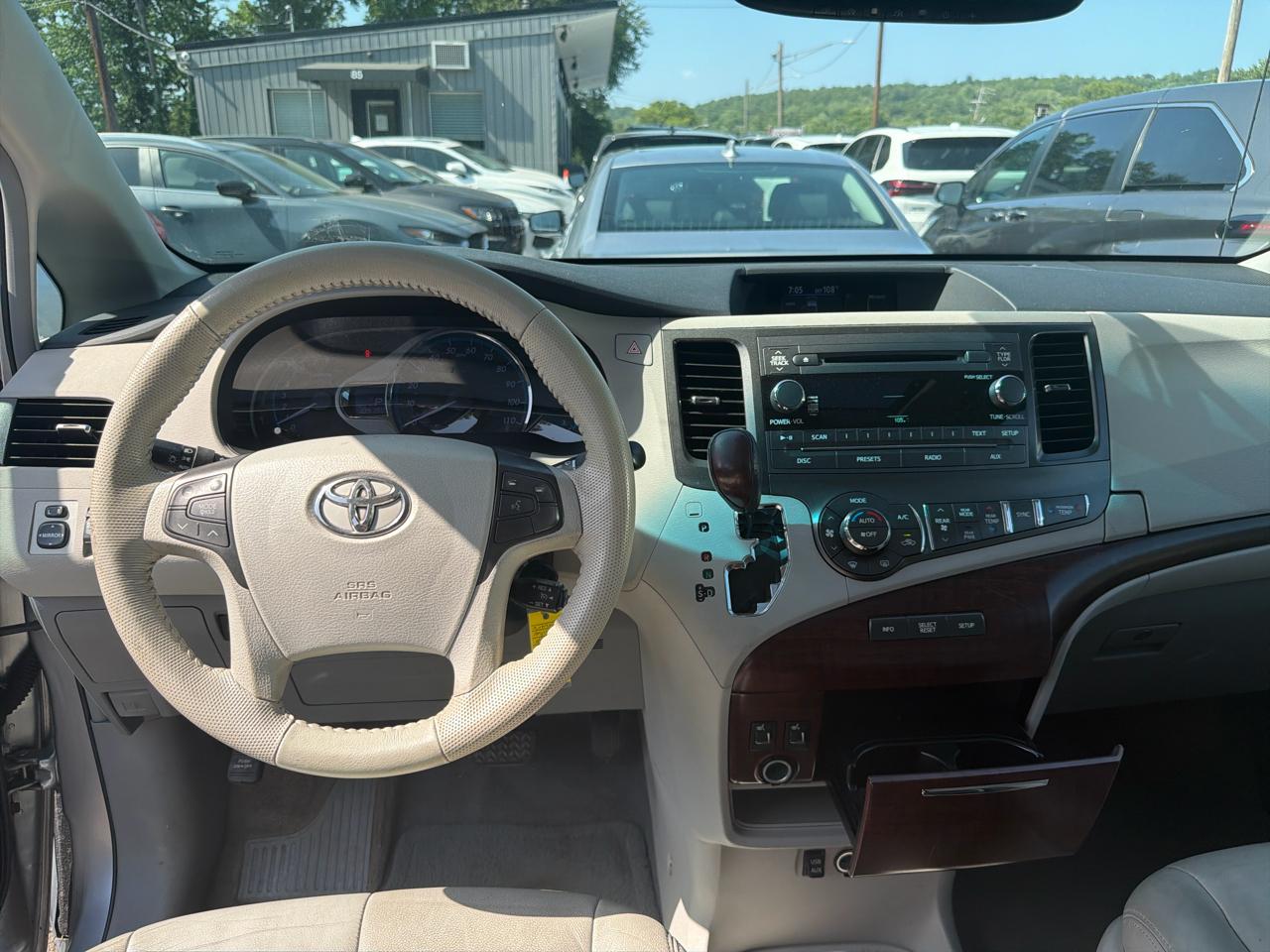 Toyota Sienna 5dr 7-Pass Van V6 XLE AWD (Natl) 2012