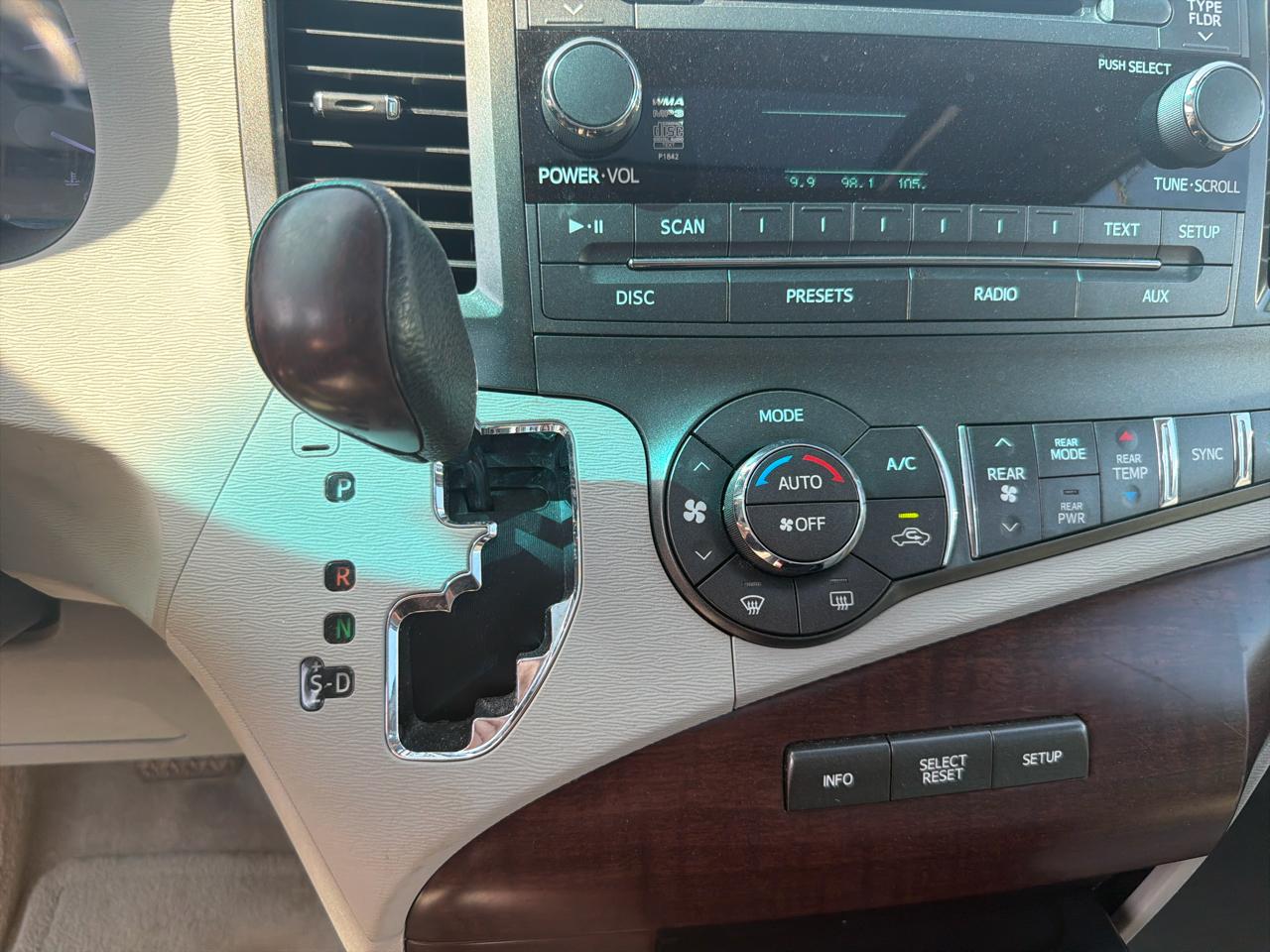 Toyota Sienna 5dr 7-Pass Van V6 XLE AWD (Natl) 2012