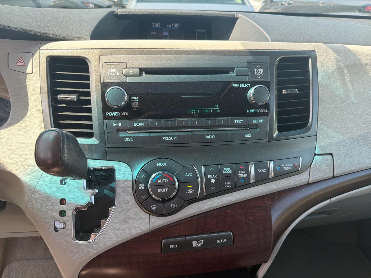 Toyota Sienna 5dr 7-Pass Van V6 XLE AWD (Natl) 2012