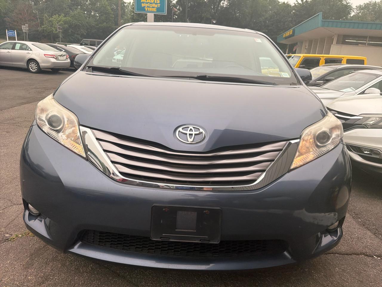 Toyota Sienna Limited Premium AWD 7-Passenger (Natl) 2017