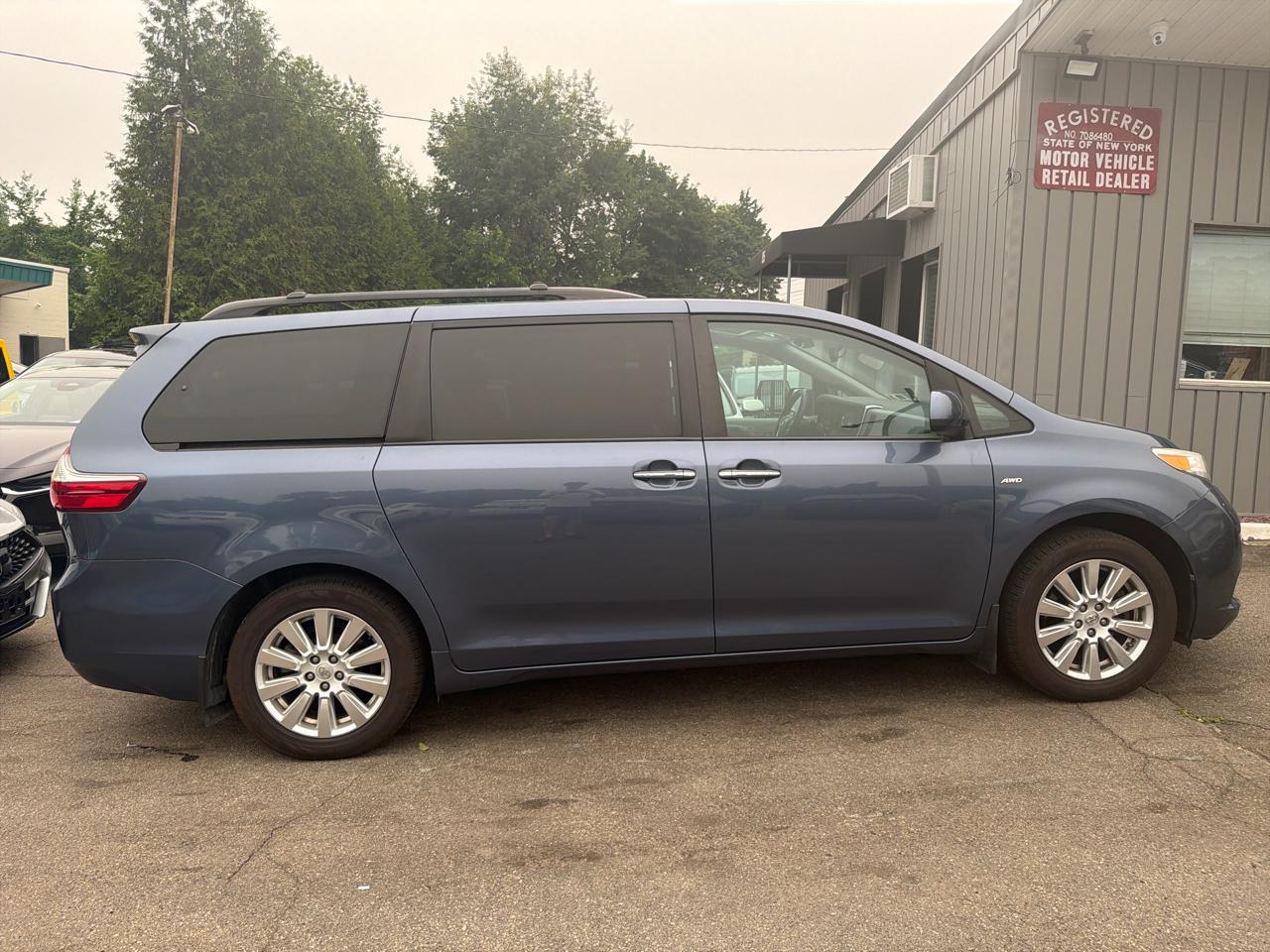 Toyota Sienna Limited Premium AWD 7-Passenger (Natl) 2017