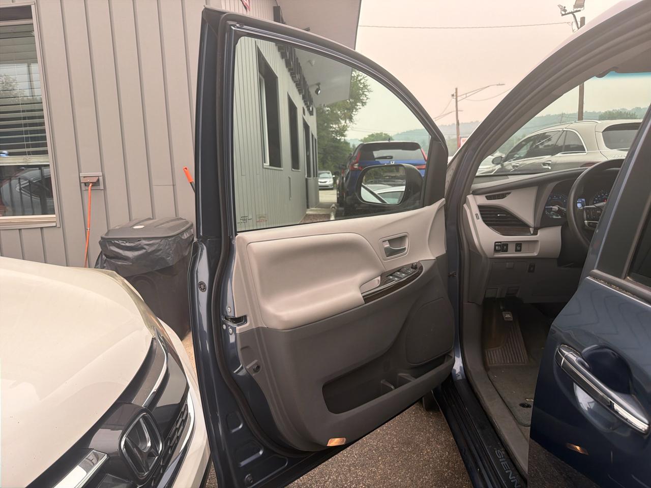 Toyota Sienna Limited Premium AWD 7-Passenger (Natl) 2017