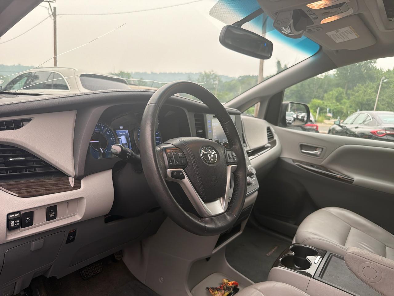 Toyota Sienna Limited Premium AWD 7-Passenger (Natl) 2017