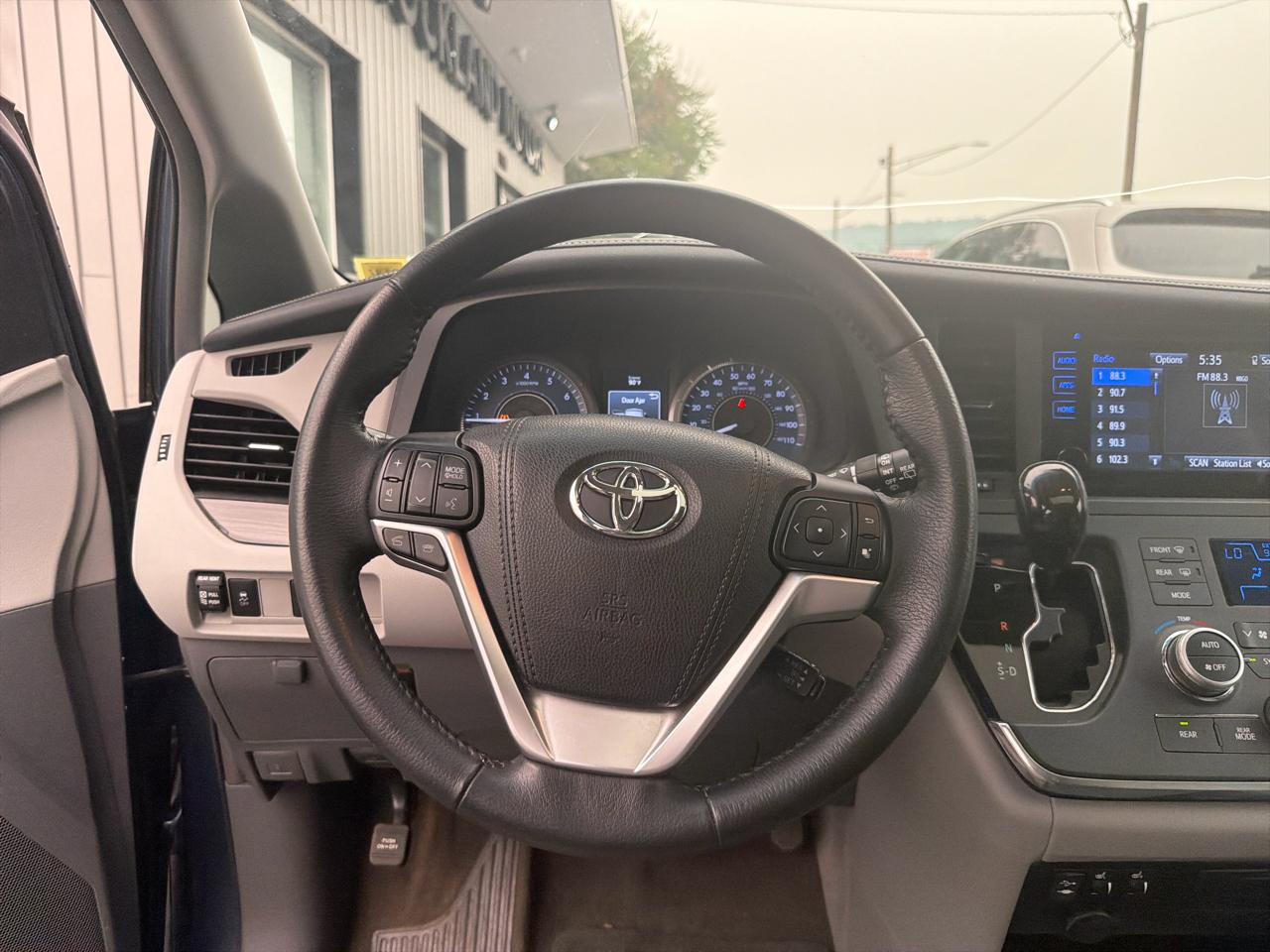 Toyota Sienna Limited Premium AWD 7-Passenger (Natl) 2017