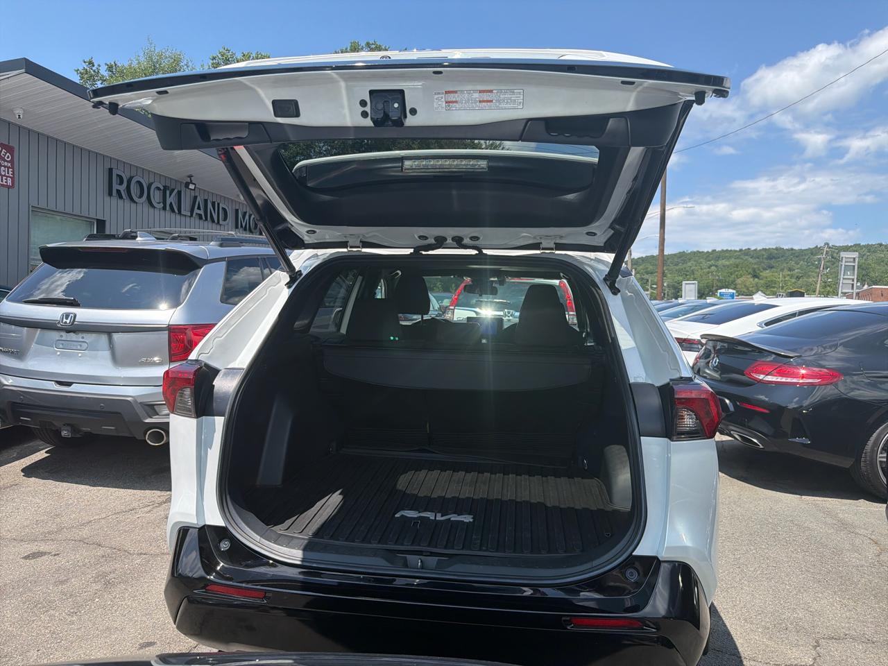 Toyota RAV4 Hybrid SE AWD (Natl) 2023