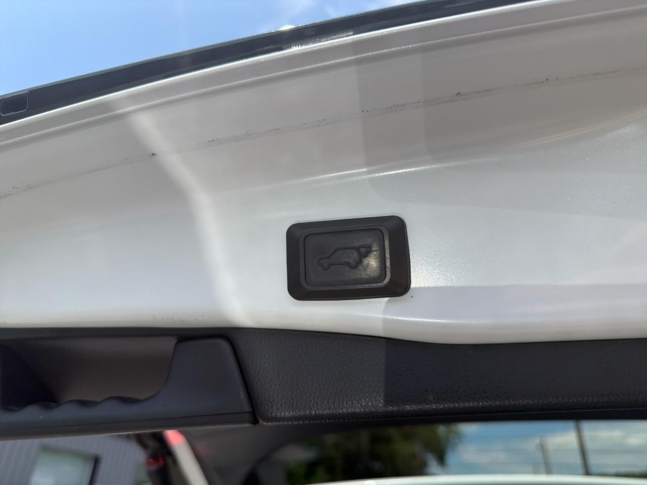 Toyota RAV4 Hybrid SE AWD (Natl) 2023