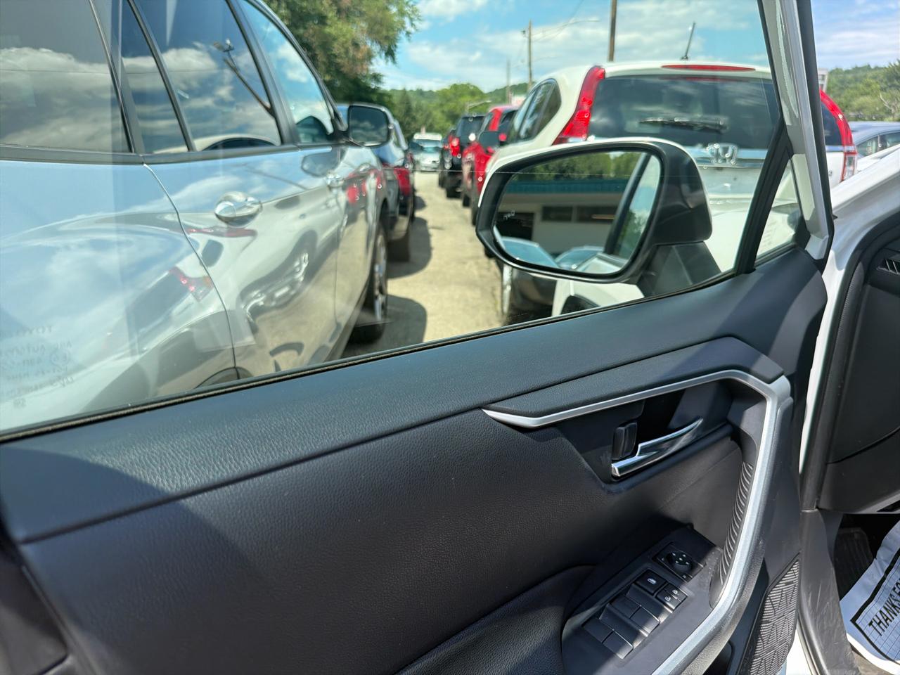 Toyota RAV4 Hybrid SE AWD (Natl) 2023