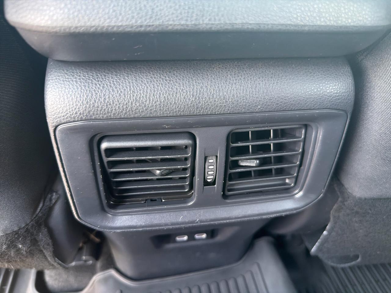 Toyota RAV4 Hybrid SE AWD (Natl) 2023