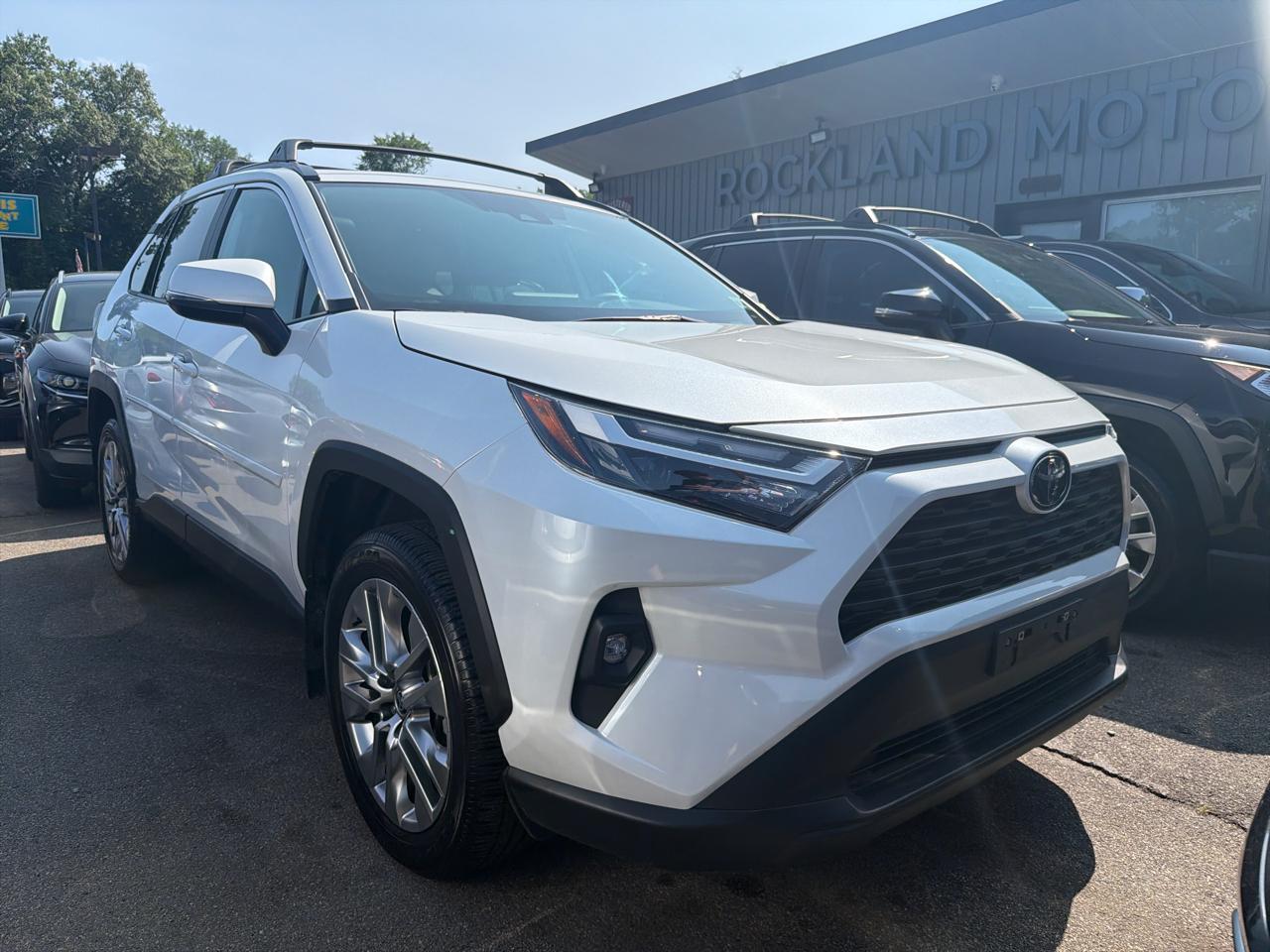 Toyota RAV4 XLE Premium AWD (Natl) 2025