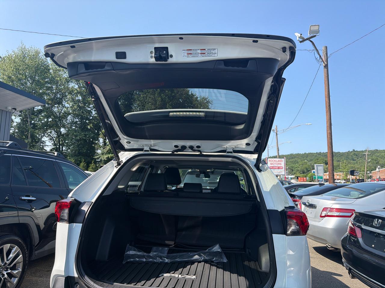 Toyota RAV4 XLE Premium AWD (Natl) 2025