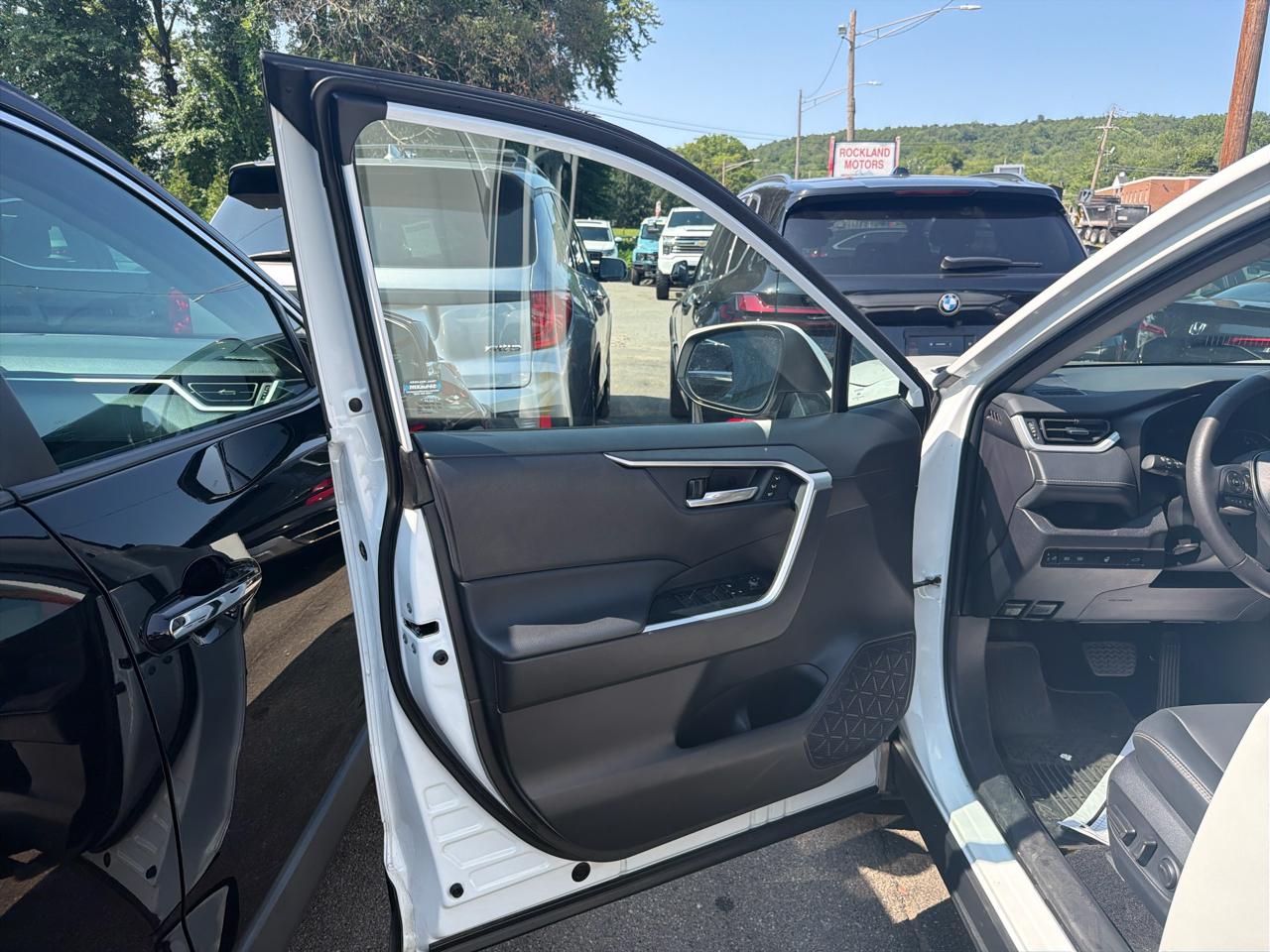 Toyota RAV4 XLE Premium AWD (Natl) 2025
