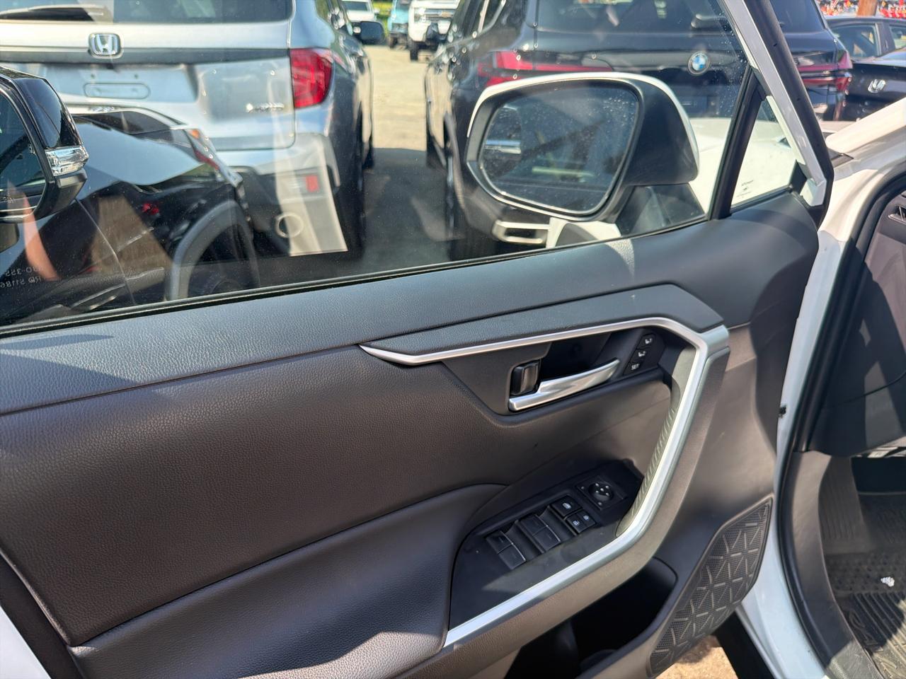 Toyota RAV4 XLE Premium AWD (Natl) 2025