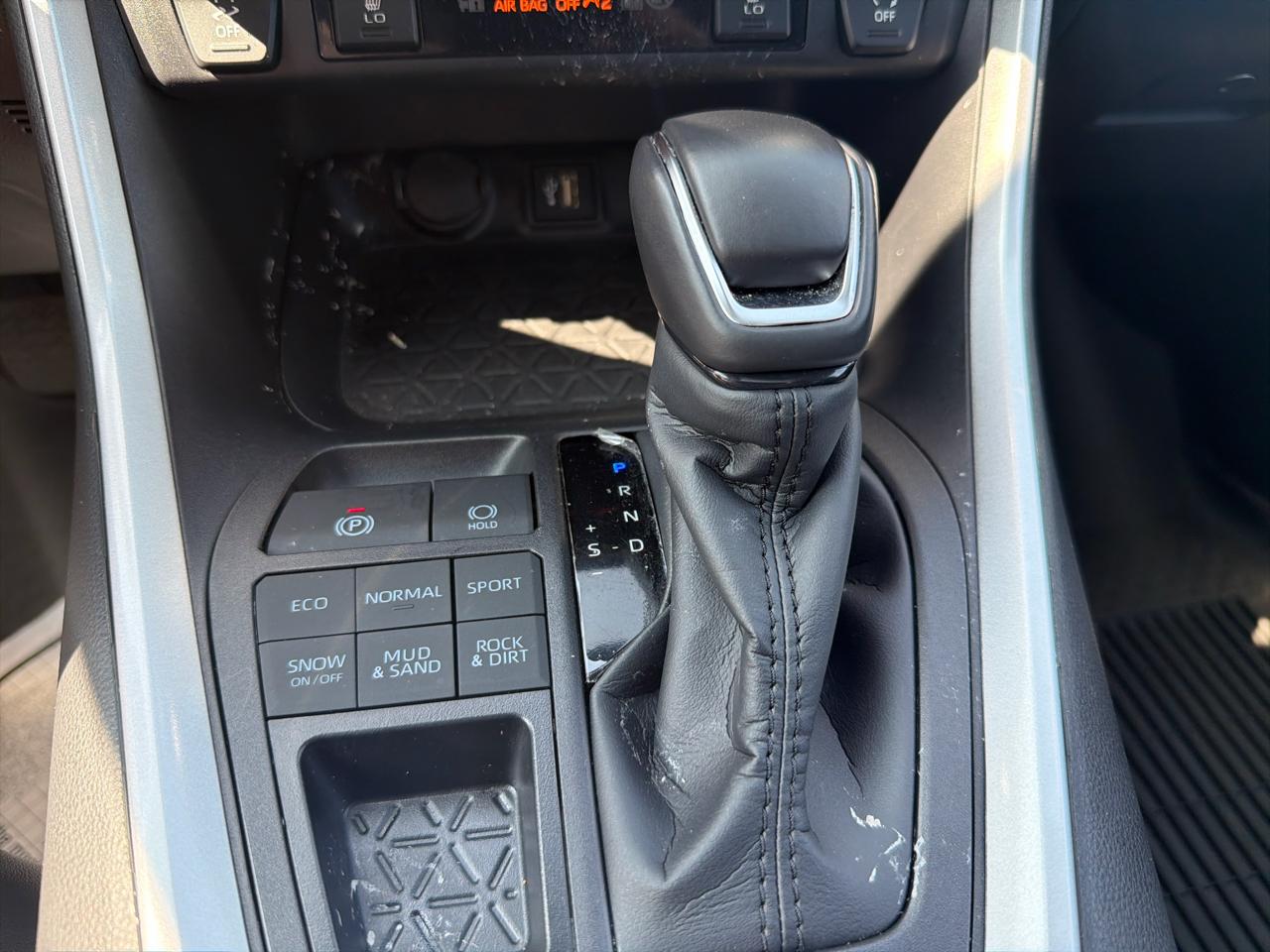 Toyota RAV4 XLE Premium AWD (Natl) 2025