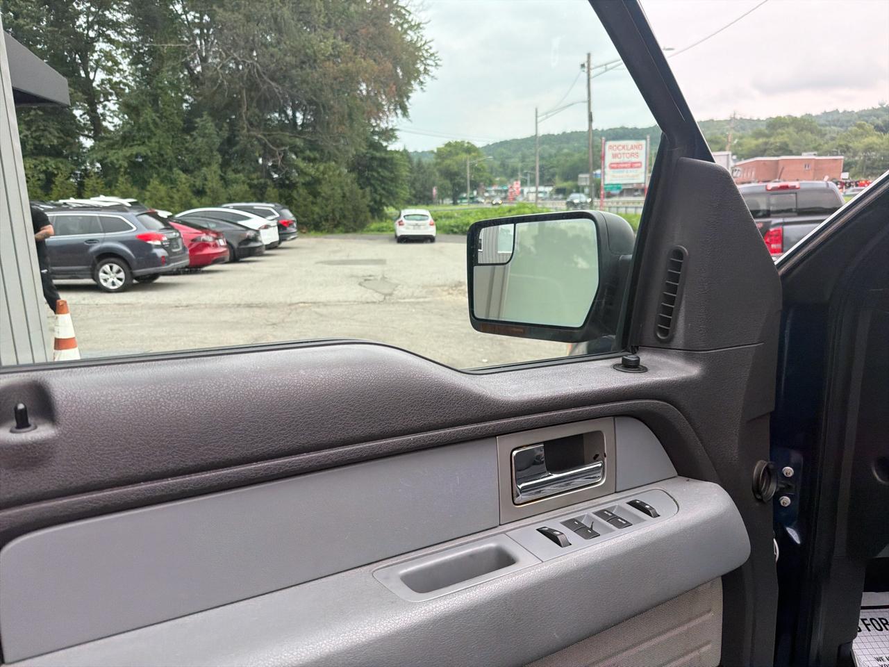 Ford F-150 4WD SuperCrew 145" Platinum 2011