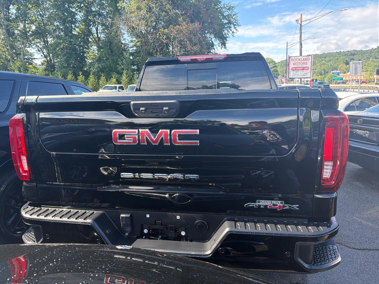 GMC Sierra 1500 4WD Crew Cab 147" AT4X 2023