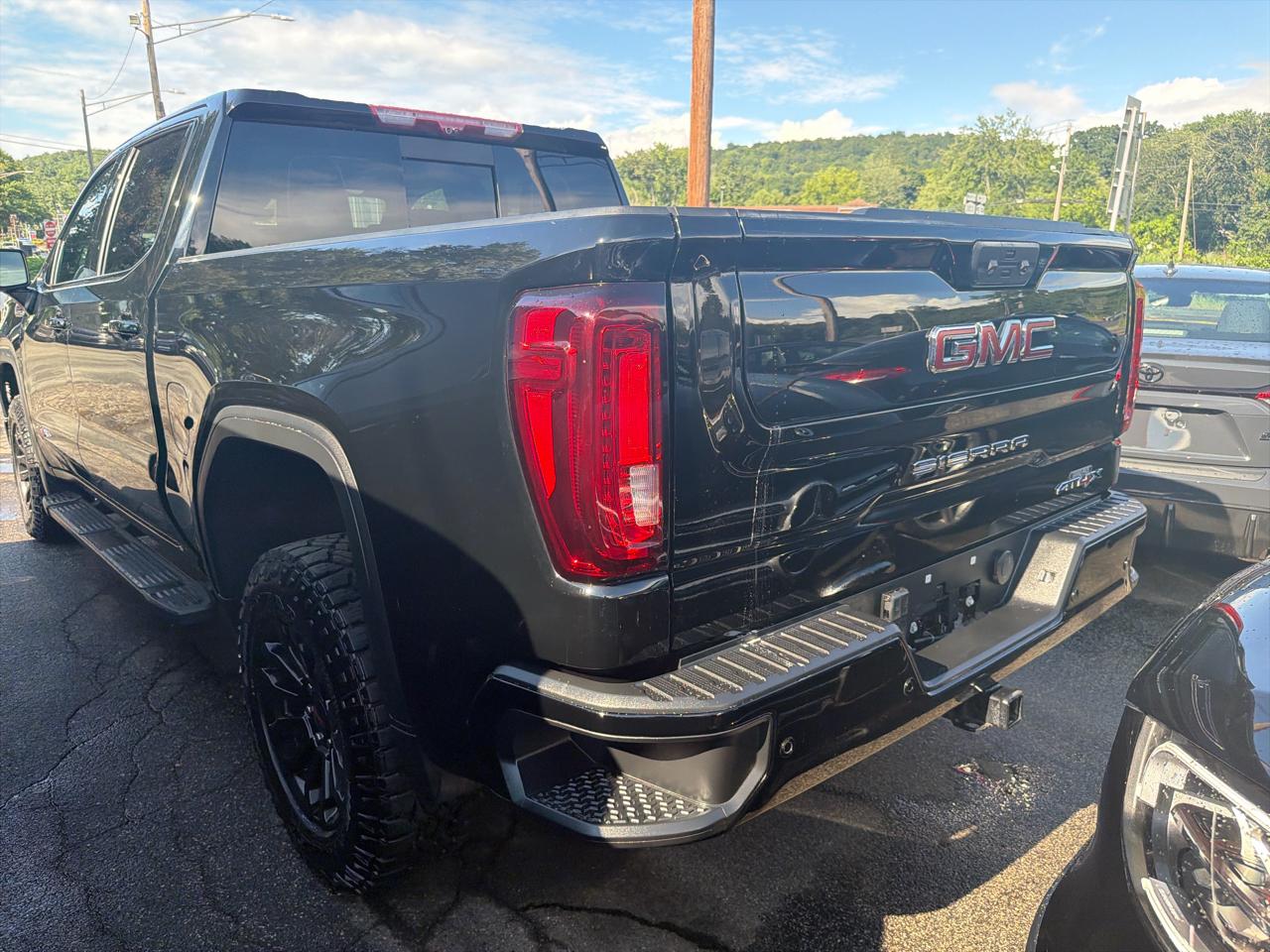 GMC Sierra 1500 4WD Crew Cab 147" AT4X 2023