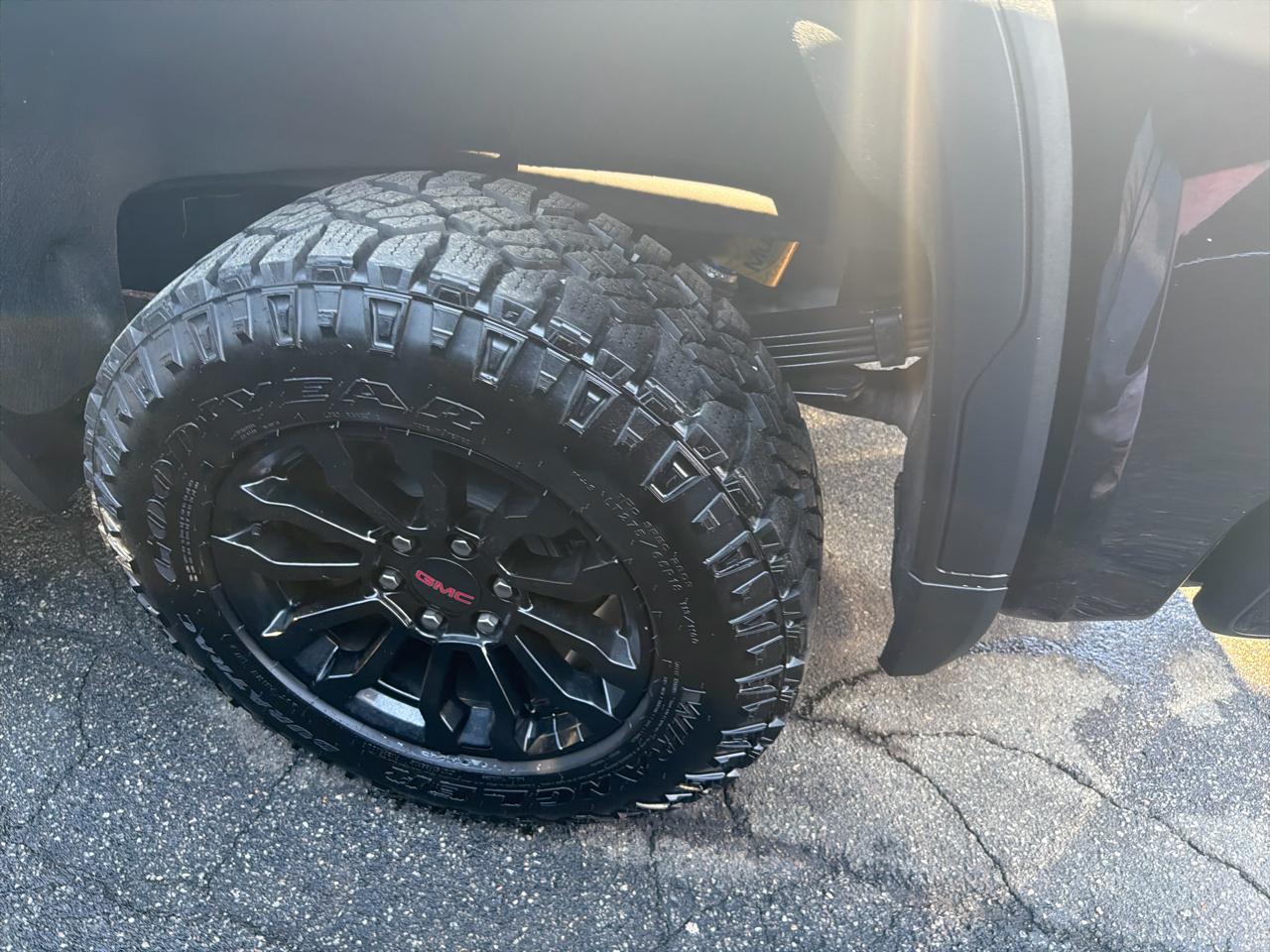 GMC Sierra 1500 4WD Crew Cab 147" AT4X 2023