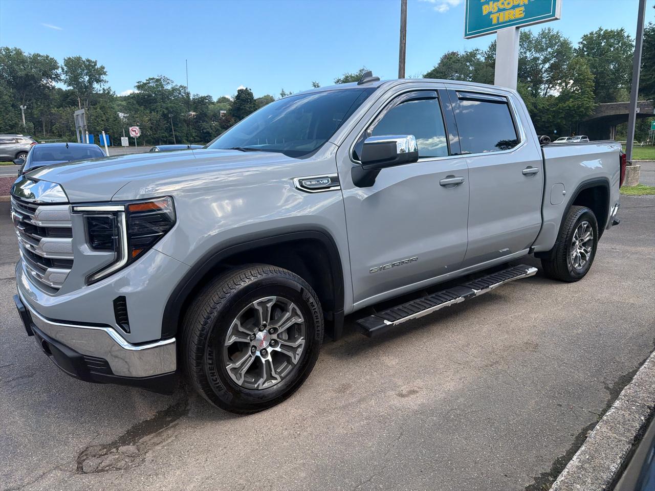 GMC Sierra 1500 4WD Crew Cab 147" SLE 2024