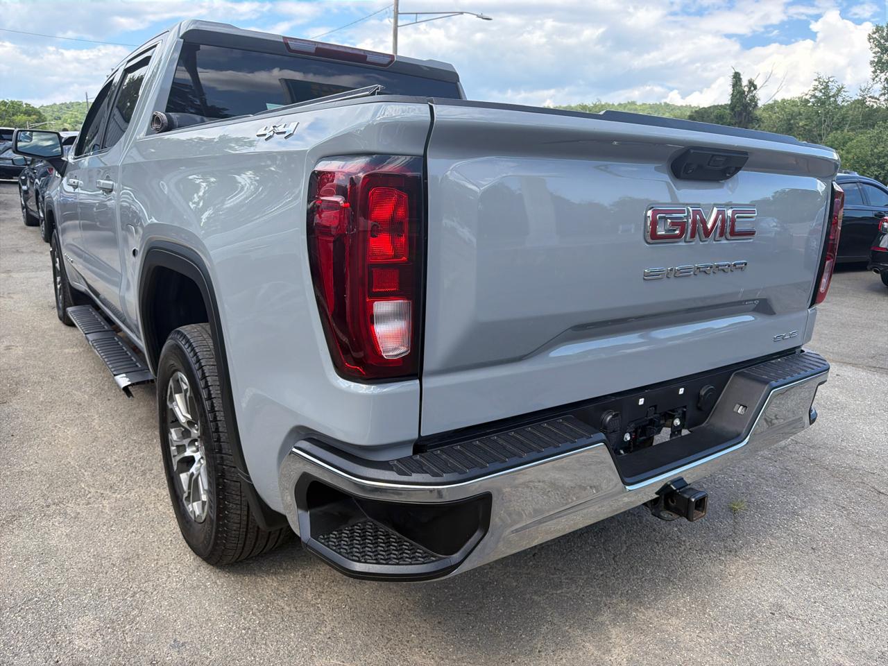 GMC Sierra 1500 4WD Crew Cab 147" SLE 2024
