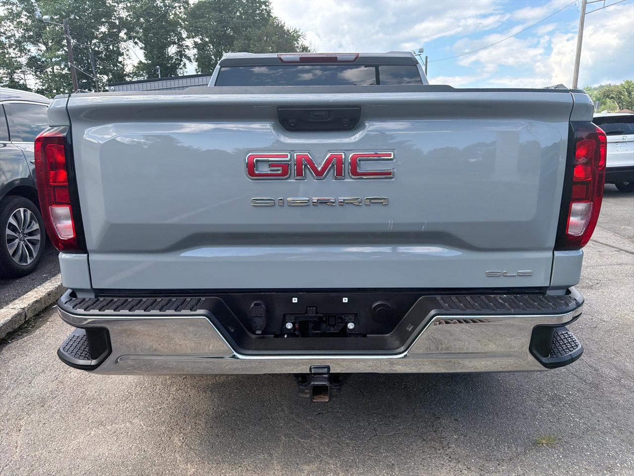 GMC Sierra 1500 4WD Crew Cab 147" SLE 2024