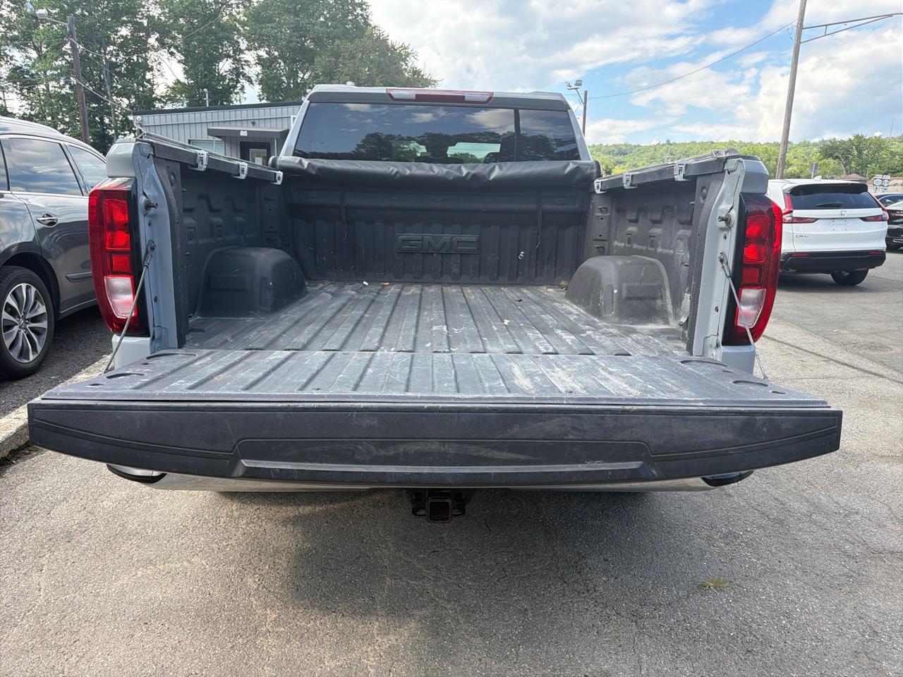 GMC Sierra 1500 4WD Crew Cab 147" SLE 2024