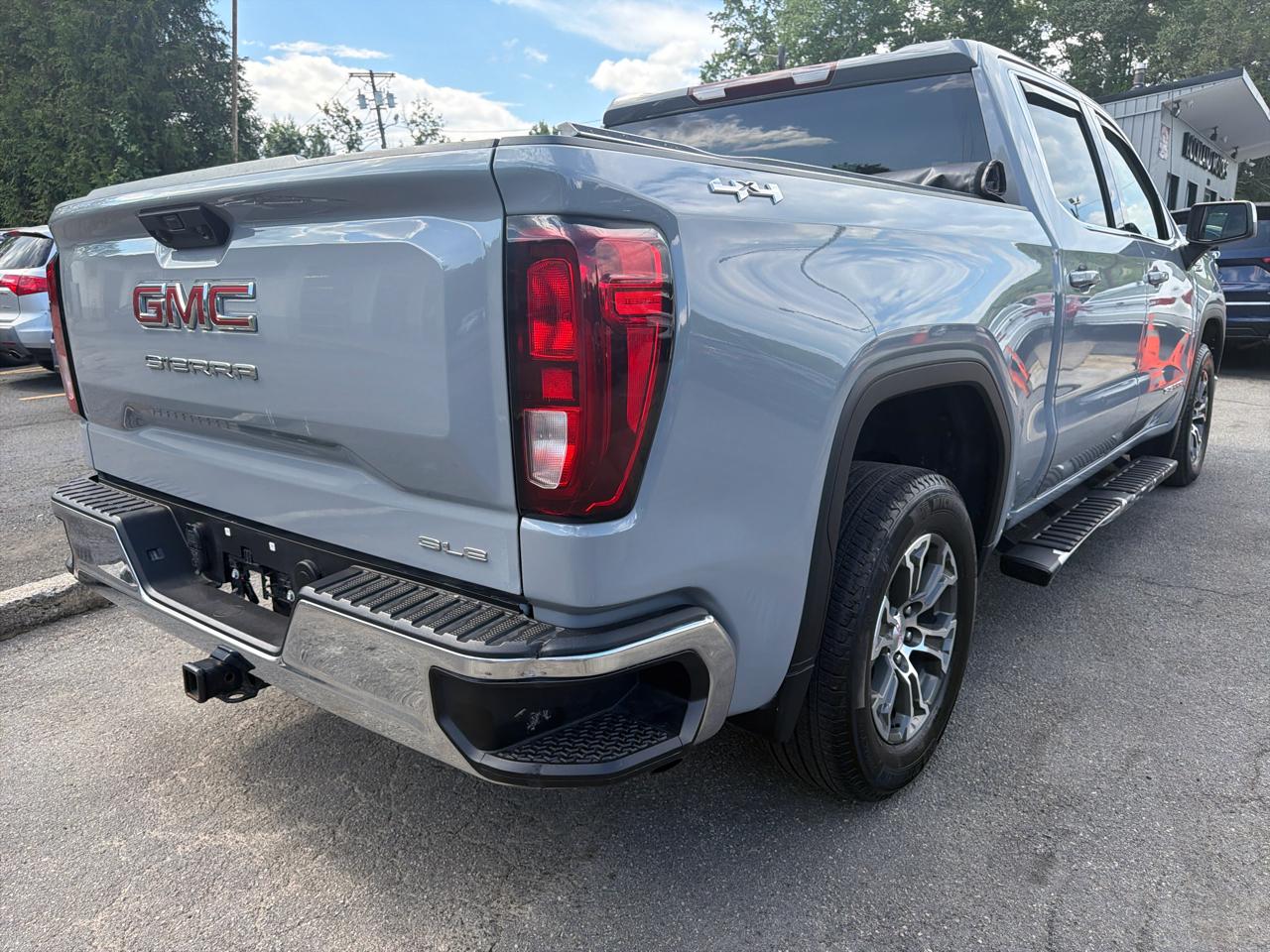 GMC Sierra 1500 4WD Crew Cab 147" SLE 2024