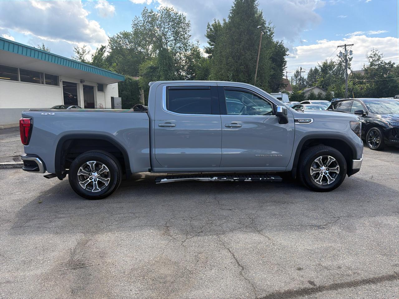 GMC Sierra 1500 4WD Crew Cab 147" SLE 2024
