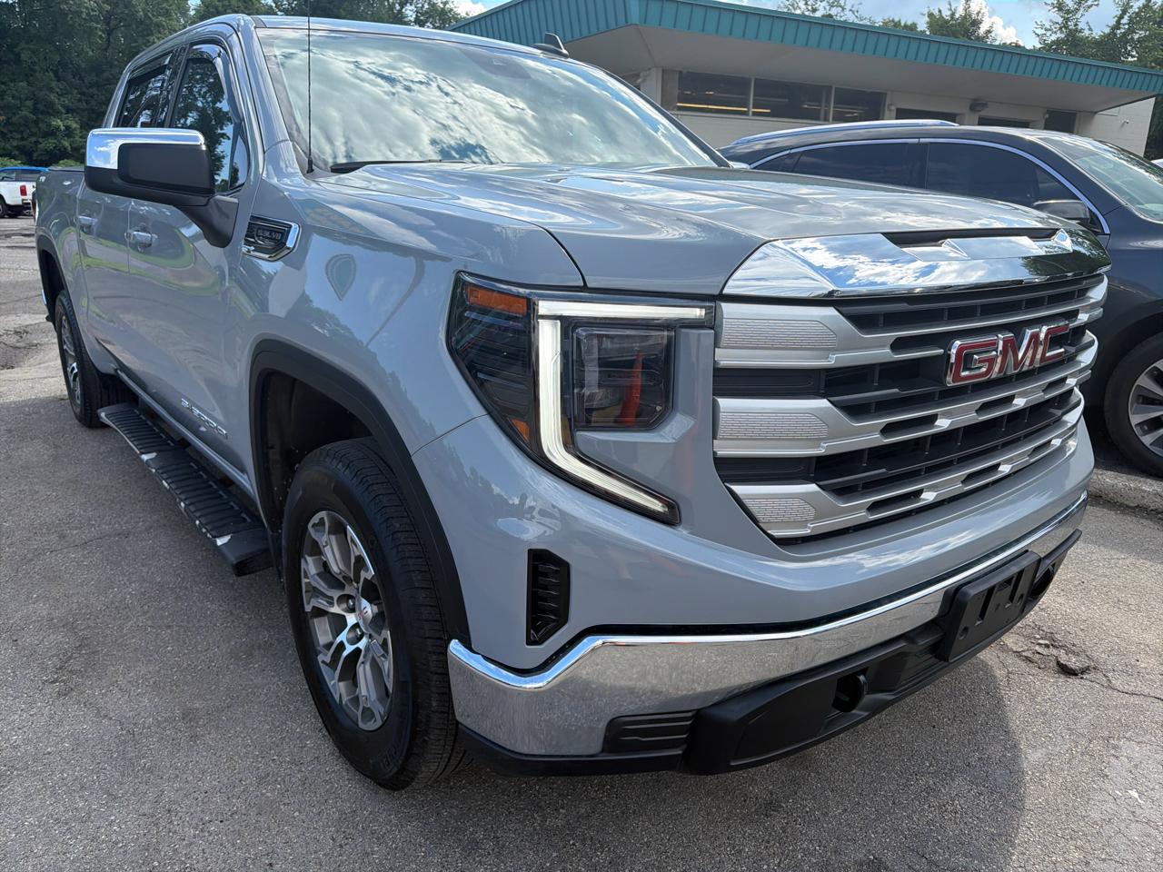 GMC Sierra 1500 4WD Crew Cab 147" SLE 2024